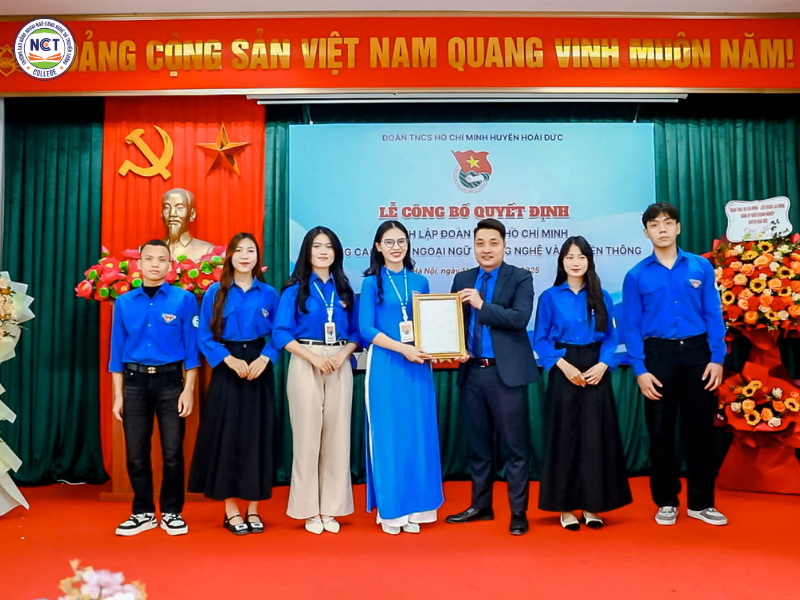 Đồng chí Đỗ Đức Bảo - Ủy viên ban thường vụ Thành đoàn Hà Nội, huyện ủy viên, Bí Thư Huyện đoàn Hoài Đức trao quyết định thành lập Đoàn thanh niên Cộng sản Hồ Chí Minh