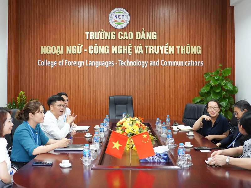 Đoàn Đại biểu Trường Đại học Trung y dược Thiên Tân (Trung Quốc) đến thăm Trường Cao đẳng Ngoại ngữ - Công nghệ và Truyền thông