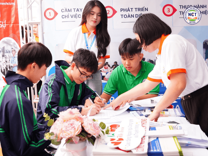 Các bạn học sinh tham gia đăng ký xét tuyển sớm tại gian hàng của NCT