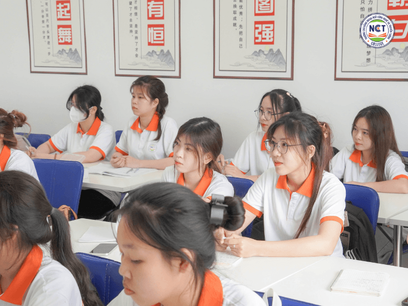 Sinh viên trường Cao đẳng Ngoại ngữ - Công nghệ và Truyền thông