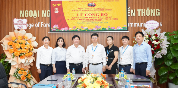 Lễ công bố quyết định thành lập Chi bộ Trường Cao đẳng Ngoại ngữ - Công nghệ và Truyền thông