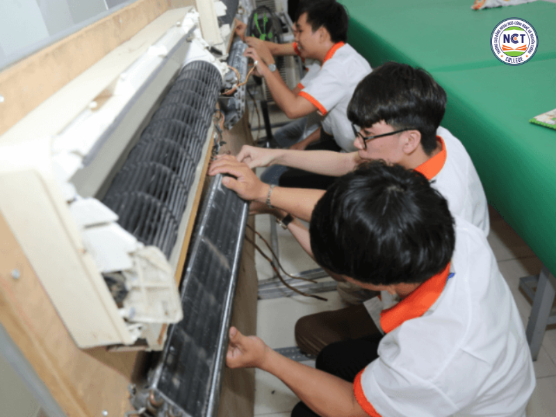Sinh viên tại NCT College được thực hành trực tiếp tại Doanh nghiệp