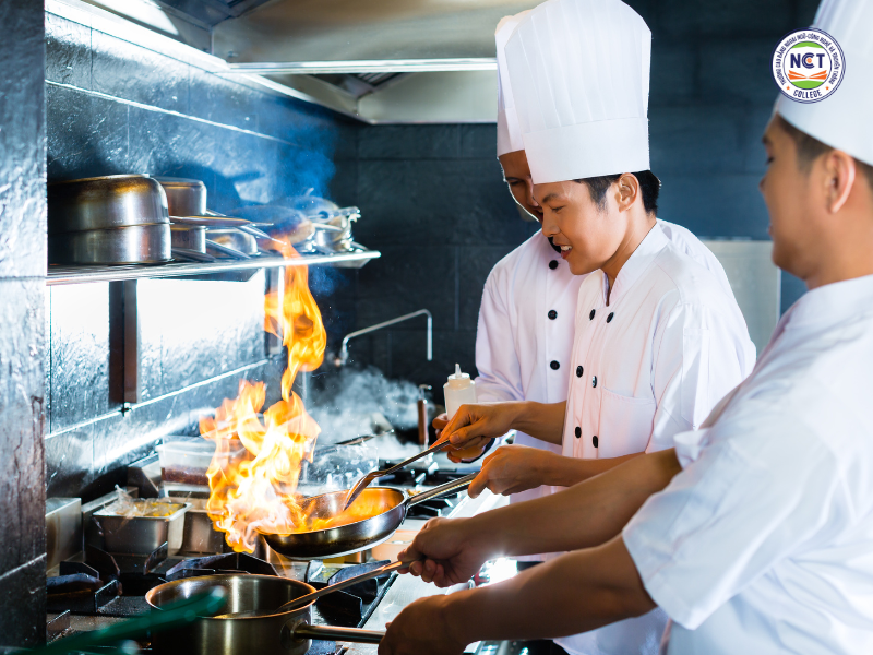 Học ngành Kỹ thuật Chế biến Món ăn được thực hành trực tiếp tại bếp chuyên nghiệp