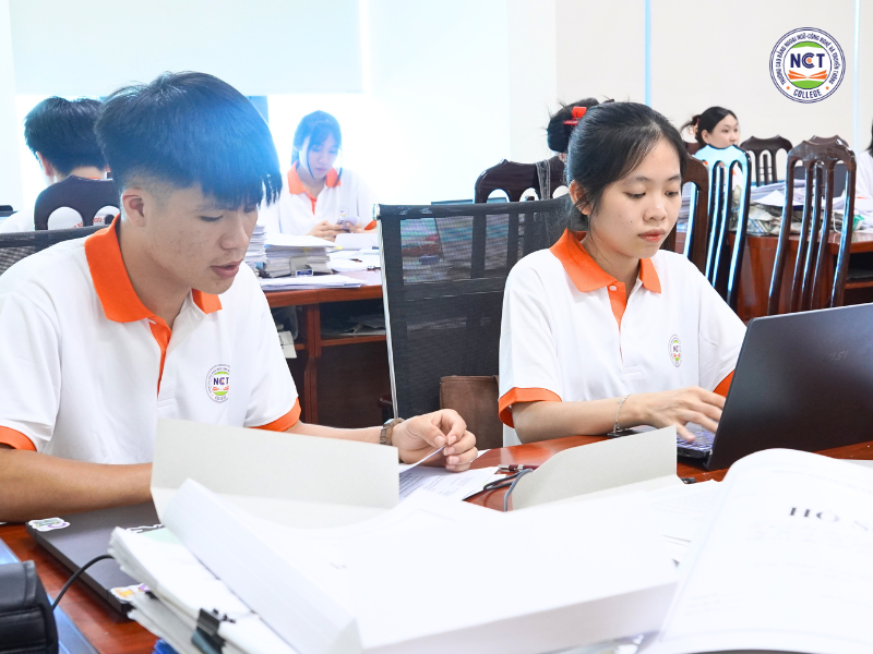 Sinh viên ngành Văn thư lưu trữ tại NCT College được đi kiến tập từ sớm tại Doanh nghiệp